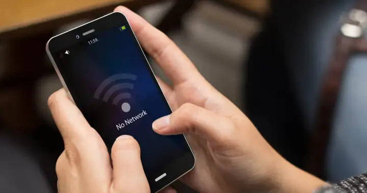 Ręce trzymają smartfon z komunikatem "No Network". Zastanawiasz się, **vowifi co to** jest i dlaczego nie działa?