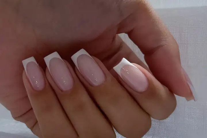 Eleganckie french paznokcie kwadratowe wzory. Delikatny róż i biel tworzą klasyczny, ponadczasowy look.