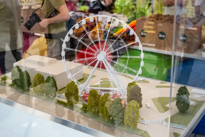 Model diabelskiego młyna w Gdańsku, otoczony miniaturowymi drzewkami i budynkami, zapowiada przyszłą atrakcję.