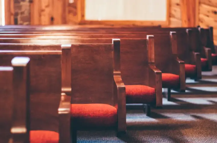 Puste ławki kościelne. Apostazja a prawo do pochówku – czy opuszczenie kościoła zamyka drogę do godnego pożegnania?