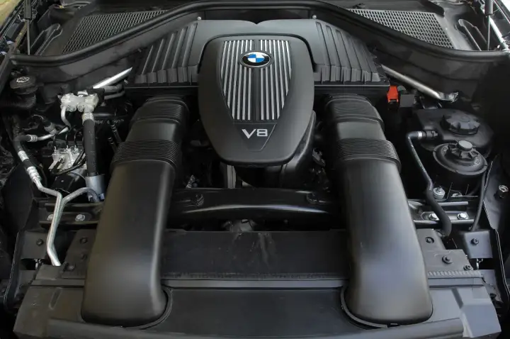 Silnik V8 BMW x5 e70. Potężna jednostka napędowa z charakterystycznym logo BMW.