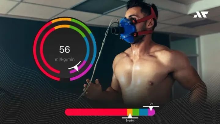 Mężczyzna w masce podczas testu wysiłkowego, mierzący VO2max. Wynik 56 ml/kg/min.