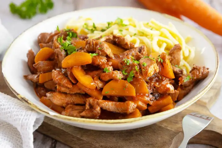 Herzhaftes Putengulasch mit Spätzle, ein köstliches Rezept für ein deftiges Essen.