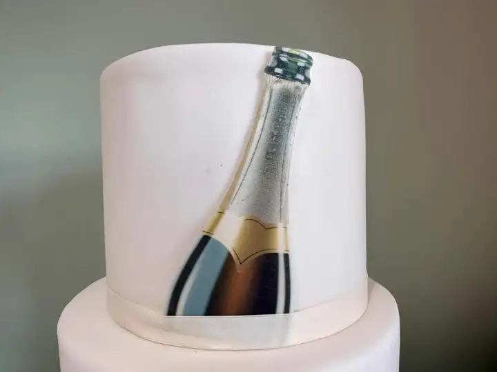 Torta a forma di cuore con decorazioni a tema San Valentino, inclusa una cialda con una dolce dedica.
