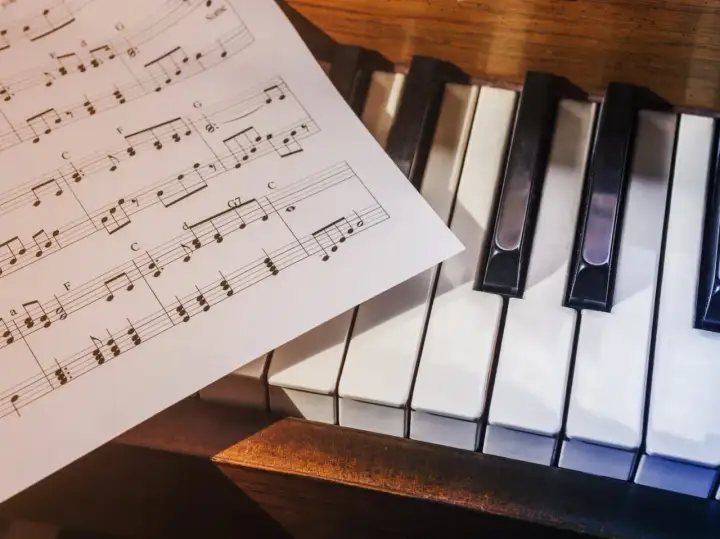 Darmowe nuty disco polo na keyboard - Jak znaleźć i zagrać?
