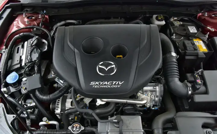 Silnik Skyactiv-G w Mazdzie 3. Wiele osób chwali go w swoich mazda 3 opinie za kulturę pracy i oszczędność.