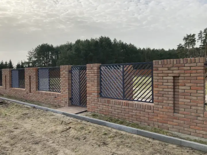 Ogrodzenie z cegły - Jak zbudować trwały front posesji?