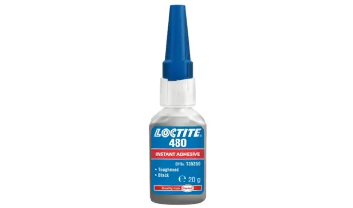 Loctite 480, czarny, utwardzony klej błyskawiczny, idealny do pytania: czym skleić aluminium.