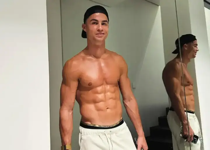 Cristiano Ronaldo, legenda portugalskiego futbolu, prezentuje swoją imponującą formę.
