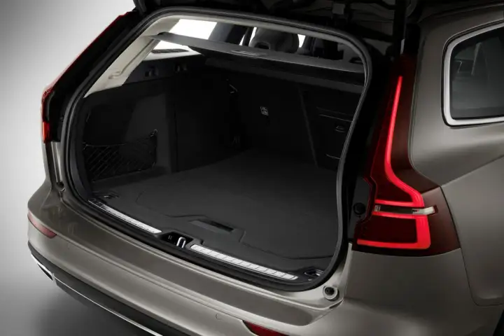 Otwarty bagażnik Volvo V60, pokazujący jego przestronność i praktyczne rozwiązania. Idealny na wakacyjne wyjazdy, dzięki przemyślanym wymiarom.