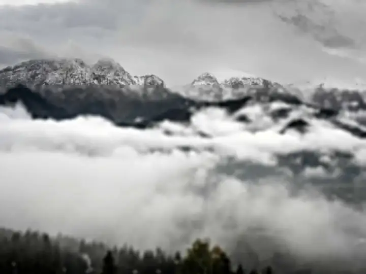 Mgliste poranki nad największymi górami w Polsce. Szczyty Tatr skryte w chmurach, a u ich podnóża gęsta mgła otula lasy i doliny.