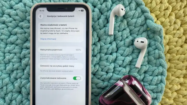 Jak sprawdzić kondycję baterii iPhone'a? Na ekranie widać menu "Kondycja i ładowanie baterii" z informacją o maksymalnej pojemności 100%.