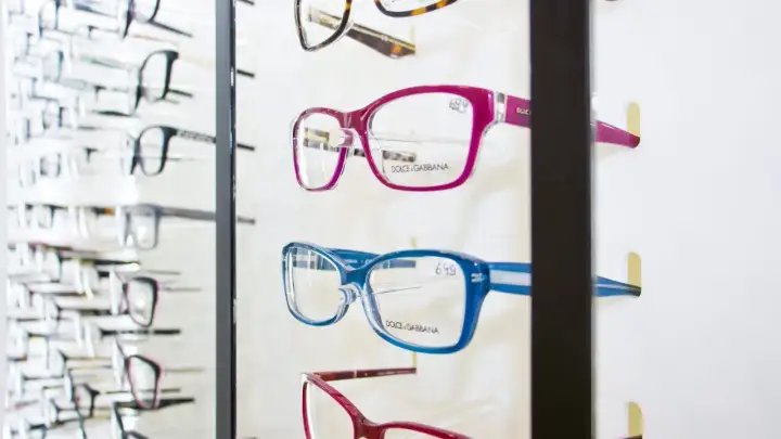 Różowe i niebieskie okulary Dolce & Gabbana na wystawie. Sprawdź, czy przysługuje Ci dofinansowanie do okularów NFZ.