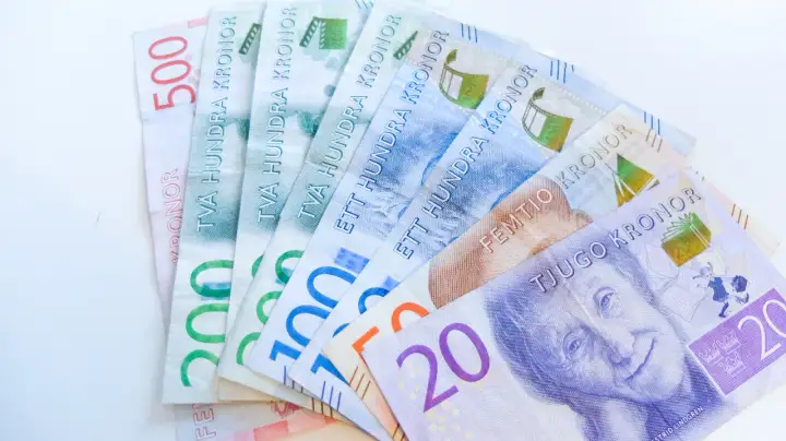 Szwedzkie banknoty: 500, 200, 100, 50 i 20 koron. To właśnie te waluty sek są widoczne na zdjęciu.