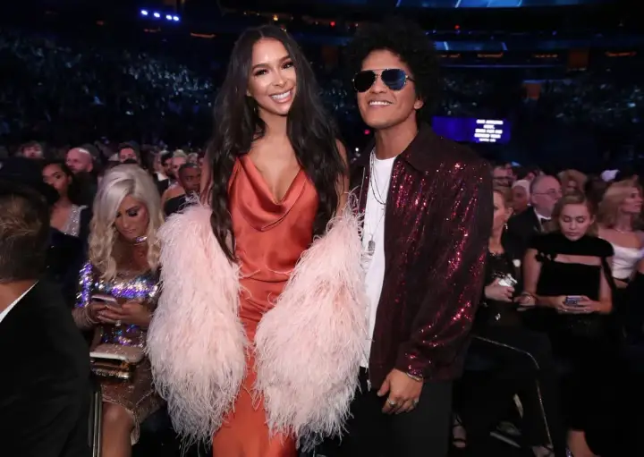 Bruno Mars z partnerką Jessicą Caban na gali. Czy Bruno Mars ma żonę i dzieci? Nie, jest w związku, ale nie ma ślubu ani dzieci.