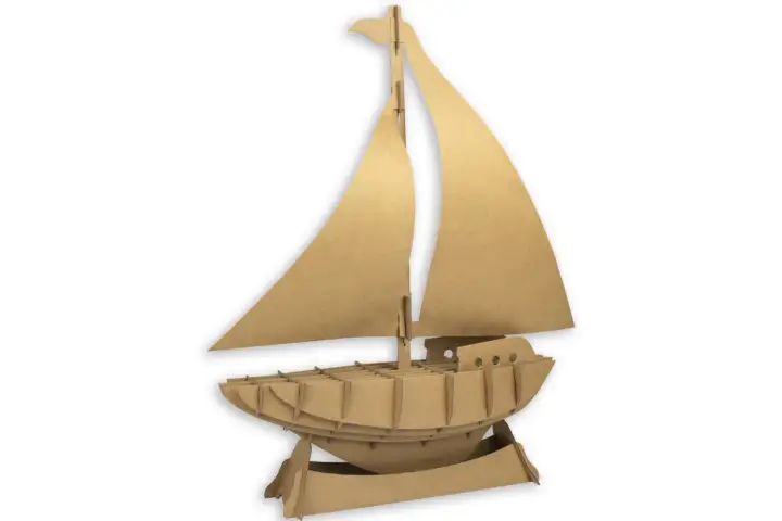 Maquette de bateau en carton, prêt à naviguer sur les mers de l'imagination. Ce patron bateau en carton est une invitation à la création.