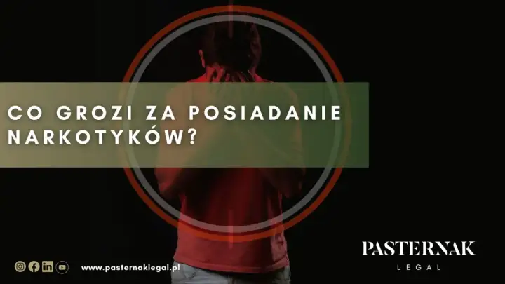 Mężczyzna w czerwonej koszulce, z rękami na karku, na tle napisu "CO GROZI ZA POSIADANIE NARKOTYKÓW?".