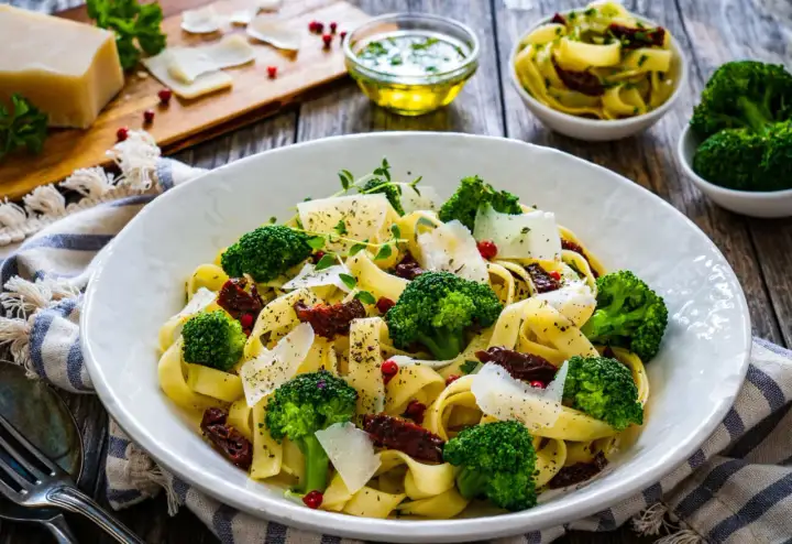Pyszne dania z brokułem: tagliatelle z zielonymi różyczkami, suszonymi pomidorami i parmezanem.