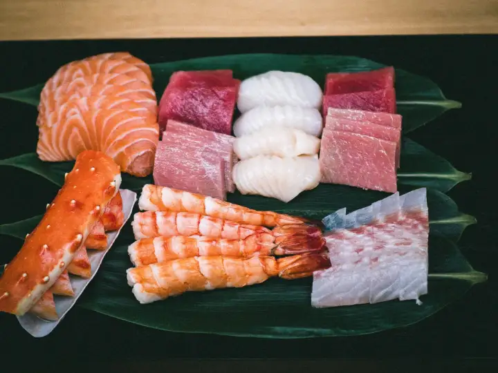 Frischer Fisch und Meeresfrüchte, ein Festmahl für die Sinne. Hier gibt es Lachs, Thunfisch, Garnelen, Krabben und mehr – ein kulinarischer Genuss, der an the catch berlin erinnert.