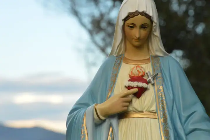 Figurka Matki Bożej z Niepokalanym Sercem, ozdobiona złotymi wzorami. 22 sierpnia, w zadumie.