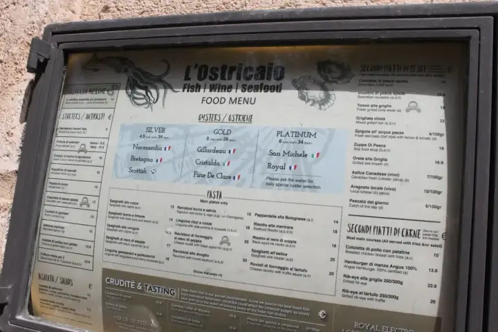 Menu z Malty: ostrygi Silver (4.5€/szt.), Gold (5€/szt.), Platinum (6€/szt.). Ceny dań głównych od 10€.