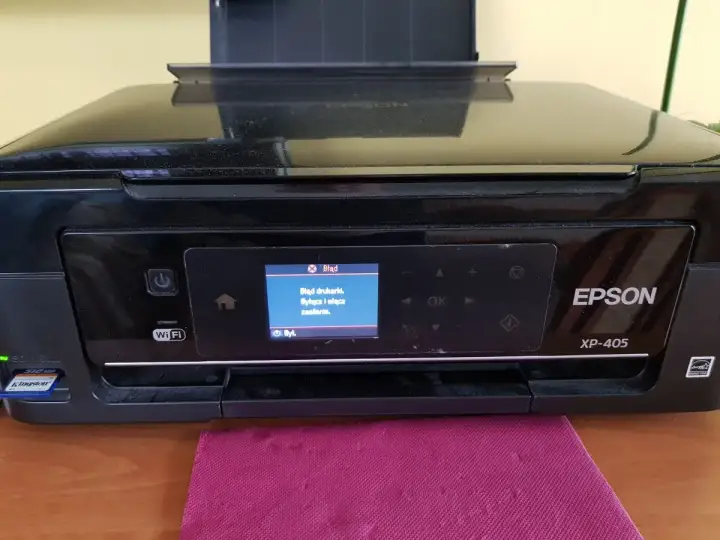 Drukarka Epson XP-405 wyświetla błąd. Aby go naprawić, spróbuj zresetować drukarkę, wyłączając i włączając ją.