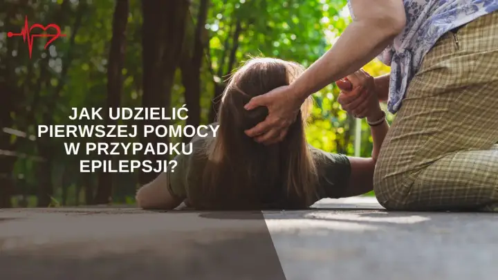 Starsza osoba pomaga osobie leżącej na ziemi, udzielając pierwszej pomocy w przypadku **epilepsji**.