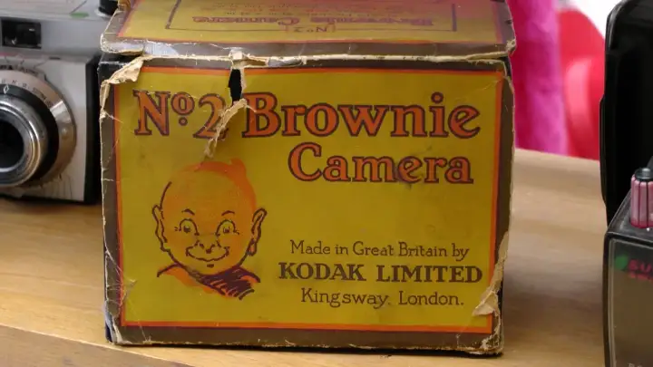 Stary, żółty karton z napisem "Nº2 Brownie Camera" i rysunkiem dziecka. To może być pierwszy aparat fotograficzny, jaki kiedykolwiek widziałeś!