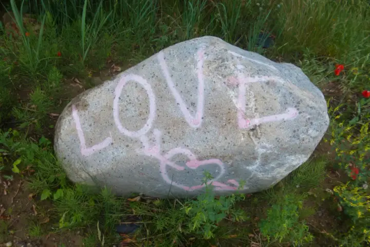 Enej "Kamień z napisem LOVE": tekst, znaczenie i kulisy hitu
