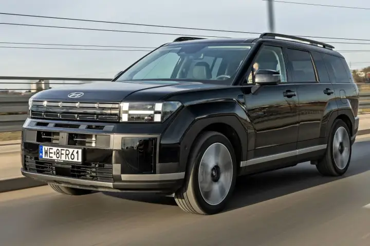 Czarny Hyundai Santa Fe w ruchu. Sprawdź aktualną hyundai santa fe cena i dostępne wersje.