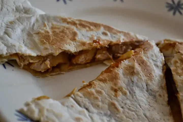 Qurrito z KFC, pyszne kawałki kurczaka w sosie, idealne na szybki posiłek. Zastanawiasz się nad kcal?