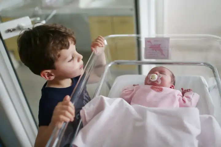 Un jeune garçon découvre son petit frère ou sa petite sœur, le premier enfant de la famille.