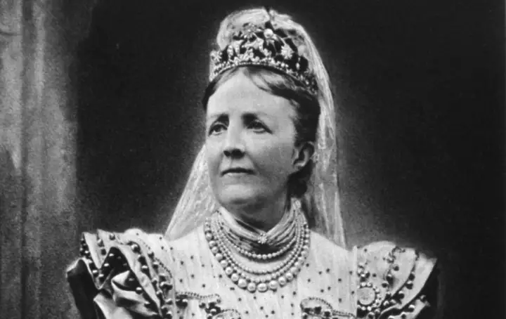 Drottning Sofia bär en imponerande tiara och pärlhalsband.