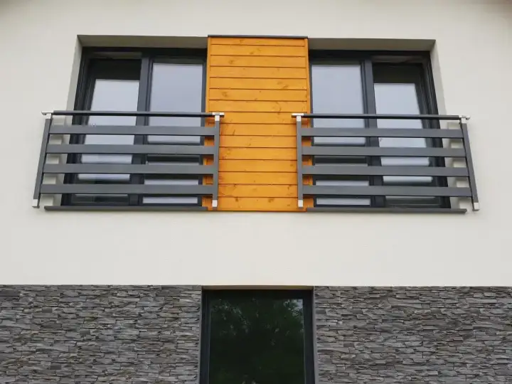 Nowoczesne balkony francuskie z drewnianą okładziną i szarymi balustradami, idealne do podziwiania widoków.