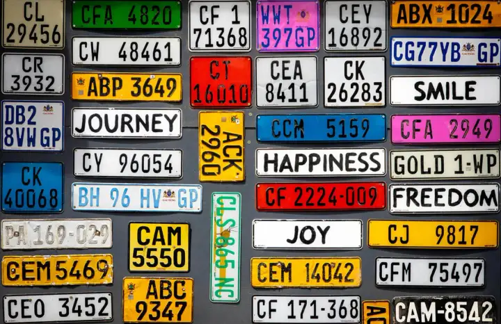 En samling registreringsskyltar, varav en är en blå regskylt med texten "CK 40068".