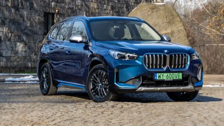 BMW iX1 - Zasięg, ładowanie i realne koszty. Którą wersję wybrać?