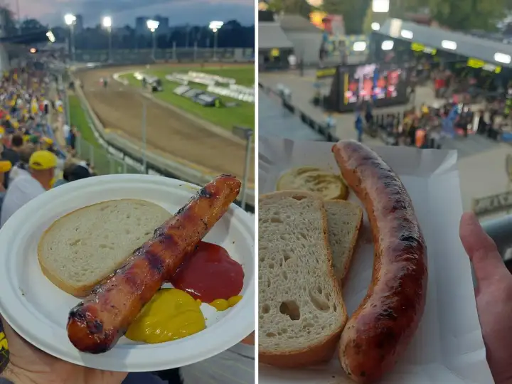 Kiełbasa z grilla i chleb na talerzu, w tle stadionowa atmosfera i trybuny pełne kibiców.