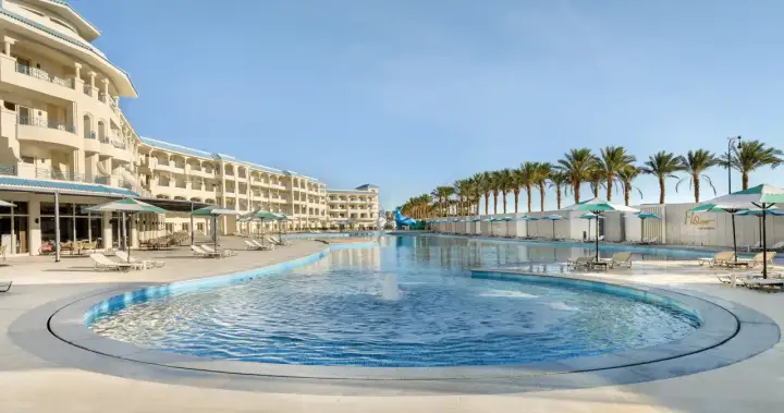 Super last minute Egipt! Hotel z basenem, palmami i leżakami. Idealne miejsce na relaks.