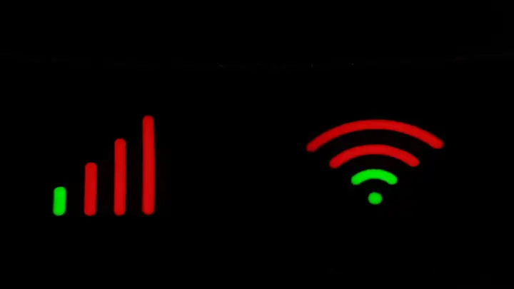 Wskaźniki sygnału: jeden pokazuje siłę połączenia (od zielonego do czerwonego), drugi symbol Wi-Fi. Dowiedz się, jak wzmocnić sygnał wifi.