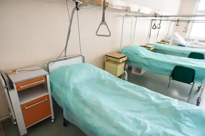 Puste łóżka szpitalne, czekające na pacjentów. Zastanawiasz się, ile czeka się na operacje biodra NFZ?
