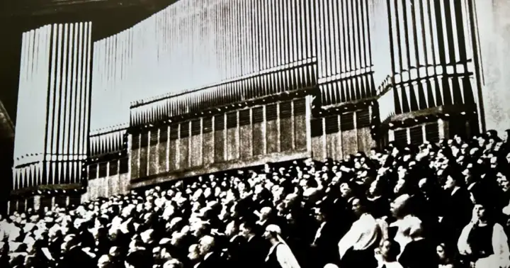 Tłum ludzi podziwia imponujące organy, jedne z największych organów w Europie, w sali koncertowej.