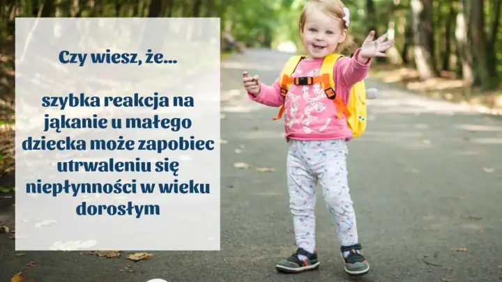 Uśmiechnięta dziewczynka z plecakiem. Szybka reakcja na jąkanie u dziecka może zapobiec utrwaleniu się niepłynności w wieku dorosłym.