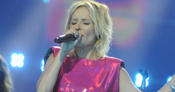 Patrycja Markowska śpiewa, a jej utwory niosą się po scenie. Wokalistka w błyszczącej, różowej kreacji z mikrofonem w dłoni.