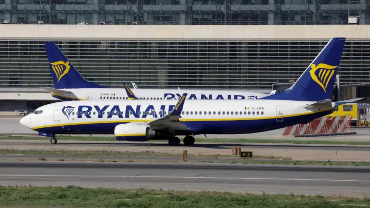 Dwa samoloty Ryanair na płycie lotniska. Jeśli masz problem z lotem, sprawdź, jak złożyć Ryanair reklamacje.
