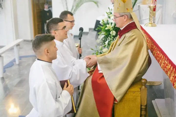 Biskup błogosławi ministrantów. Dowiedz się, jak zostać lektorem lub ministrantem w wieku dorosłym.