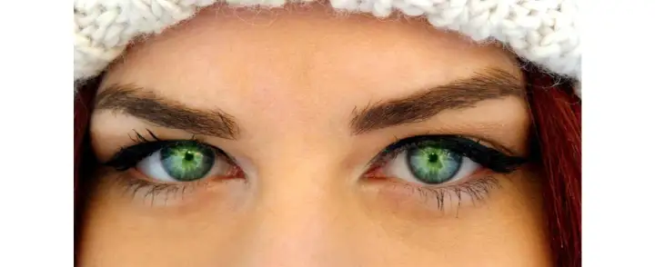 Oczy z zieloną tęczówką, podkreślone eyelinerem i tuszem, idealne dla tych, które szukają odpowiedzi na pytanie: jakie rzęsy do opadającej powieki.