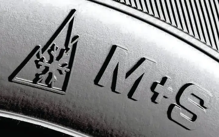 Opona z symbolem płatka śniegu i oznaczeniem M+S. Czy w Niemczech można jeździć na oponach wielosezonowych? Tak, jeśli mają odpowiednie oznaczenia.