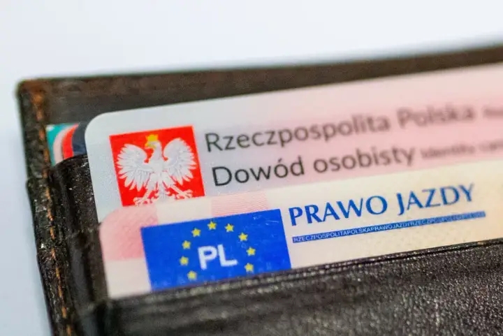 Portfel z dowodem osobistym i prawem jazdy. Ile zdjęć do prawa jazdy potrzebujesz, by mieć te dokumenty?