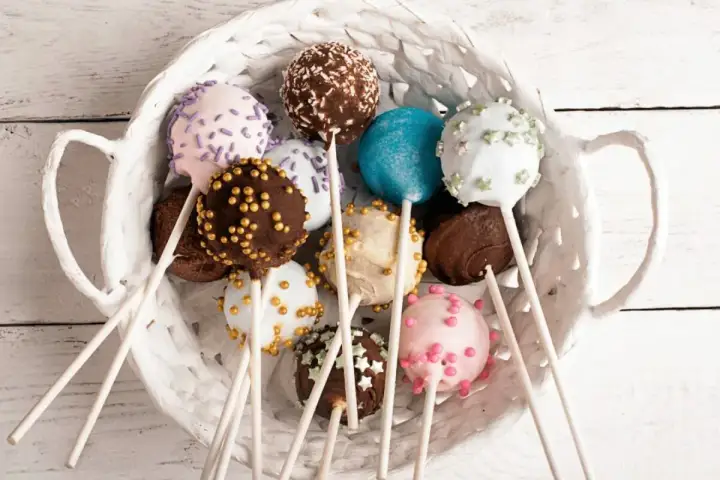 Cake pops przepis - zrób je bez problemów, krok po kroku
