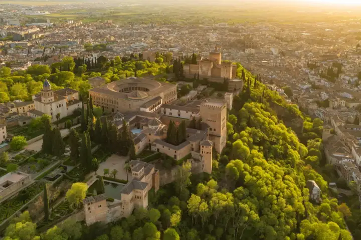 Widok z lotu ptaka na Alhambrę w Granadzie, otoczoną bujną zielenią. Marzysz o zwiedzaniu? Sprawdź alhambra bilety!